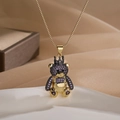 Collier avec pendentif ours doré serti de zircons violets sur fond en satin - Style Ours Couronné avec Zirconia Violet et Noir (23872)