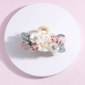 Dettaglio del fermaglio floreale con fiori in raso bianco, perle e strass lucenti - Fiore Rosa e Bianco