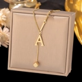 Détail du collier en acier titane doré avec pendentif lettre A et cube poli - Lettre A-Or