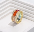 Dettaglio dell'anello in argento 925 placcato oro con gemme colorate e diamanti tondi - US 6 / Oro