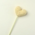 Makroaufnahme einer handgehäkelten Herzblume in Creme mit Garnstruktur und Holzstab - Gelb (Gelbes Herz Einzelstück)