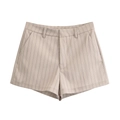 Detail von hoch taillierten beige gestreiften Shorts mit Gürtelschlaufen und vertikalen Linien - XS / Unterteile / Gestreift