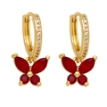 Elegante goldene Schmetterlingsohrringe mit roten Kristallen auf weißem Hintergrund - Rot