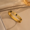 Brazalete de acero de titanio dorado con flores negras de cinco pétalos en seda champán - Estilo de Concha Negra Dorada (186)