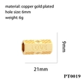 Gros plan d'une perle en cuivre doré de 21mm avec gravure LOVE et un trou de 6mm de large - Perle Rectangulaire Gravée Texte LOVE(PT0019)