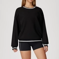 Schwarzes Crewneck-Sweatshirt mit weiß gestreiften Rippbündchen und Saum in lockerer Form - S / Premium Schwarz