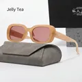 Detailansicht der Retro-Sonnenbrille in Jelly Tea auf einem grauen Samtetui - Nicht polarisiert / Gelee Tee