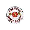 Pin redondo de esmalte blanco con texto Asshole Merit Badge rojo y letra A dorada alada - Blanco