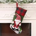 Chaussette de Noël verte avec gnome skieur en 3D et bordure à carreaux rouge et noir - Gnome de Ski Base Verte (F-W256)