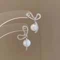 Détail de boucles d'oreilles nœud avec des oxydes de zirconium et perles pendantes - Boucles d'Oreilles Perles Noeud / Argenté