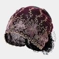 Dettaglio del berretto in pizzo viola con ricami floreali dorati e inserti in rete nera - Taglia unica / Viola scuro