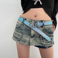 Ceinture pailletée bleue Y2K avec boucle argentée et pendentif étoile sur denim - Bleu