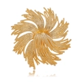 Gouden vuurwerkbloem broche met getextureerde metalen bloembladen op een witte basis - Goud