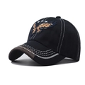 Dettaglio ricamo aquila e cuciture a contrasto bianche su cappellino da baseball nero - Aquila Blu Notte