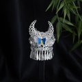 Detail van zilveren Miao-stijl ornament met een kleurrijke vlinder, parels en franje - Vlinder (F19)