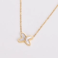 Primer plano del collar estrella cruzada dorada con nácar blanco y cristal central - Dorado