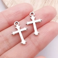 Zilveren hiphop kruishanger voor halskettingen vastgehouden op vingers vintage stijl - Kruis 12x19mm 0.5g