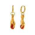 Pendientes vintage de acero bañado en oro 18K con mano sosteniendo un corazón rojo - Mano Sosteniendo Rubí (Dorado) / Dorado