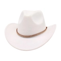Détail d'un chapeau de cowboy en feutre blanc avec ruban en cuir brun et strass brillants - Blanc