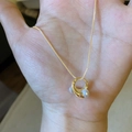 18K echtvergoldete Halskette mit hohlem Anhänger und zwei eleganten Perlen - Gold