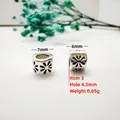 Detalle de cuentas florales en plata antigua de 7mm con agujero de 4,5mm para joyas DIY - Estilo 3 (Patrón Hueco)