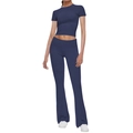 Detalle del conjunto deportivo azul marino con crop top ajustado y leggings de cintura alta - Azul Marino