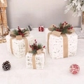 Set van 3 witte rotan kerstcadeaudozen met dennenappels en rode bessen versiering - Witte Geweven Stijl (Zonder Licht)