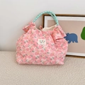 Dettaglio della borsa tote rosa a fiori con manici in corda blu e etichetta logo - Coniglio Giallo con Fiore