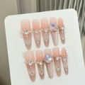 Handgefertigte Mandel-Kunstnägel in Nude-Rosa mit Kristallen, Perlen und Ketten - Extra Klein (XS) / Nude Pink Katzenauge Strass Kette (720-Langer Stiletto)