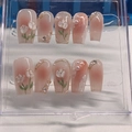 Uñas postizas artesanales tipo ataúd con tulipanes 3D y degradado melocotón blush - XS / Tulipán [Trapecio Corto]
