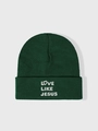 Detailaufnahme der Love Like Jesus Stickerei auf einer grünen Strickmütze - Einheitsgröße / Dunkelgrün
