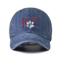 Dettaglio del ricamo a cuore e zampa su un cappellino in denim blu lavato - Blu Navy Lavato