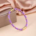Detail eines lila Emaille-Armreifs im Bambus-Stil mit goldenen Metallgelenken und Verschluss - Lila