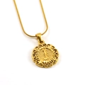 Collana a catena serpente in acciaio al titanio dorato con ciondolo rotondo in rilievo a fiori - Lettera J