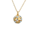 Nahaufnahme einer goldenen Kugel-Halskette mit blau-weißen bösen Blick Emaille-Details - Weiß
