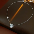 Détail du collier trèfle en argent avec pierre précieuse bleu clair et chaîne fine - Argent avec pierre précieuse bleu clair