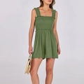 Détails du combishort d'été vert montrant le bustier plissé et les bretelles à volants - S / Combinaison Smockée Col Carré / Verdoyant