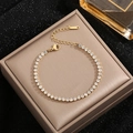 Elegantes goldenes Tennisarmband mit Zirkonia-Steinen auf luxuriösem Satinkissen - Gold