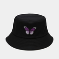 Schwarzer Anglerhut aus Baumwolle mit detailreicher lila Schmetterlingsstickerei vorne - Schwarz Mit Lilafarbenem Schmetterling
