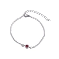 Detalle de pulsera de cadena con piedra de nacimiento roja y cierre de mosquetón - Rojo Oscuro