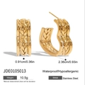 Detalle de pendientes de aro trenzados en acero dorado 18K con dimensiones y especificaciones - JDE0105013-Pendientes de Aro Trenzados Dorados