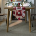 Weihnachts-Tischläufer mit rot-schwarzem Karomuster und Patchwork-Baumdesign - Tischläufer Spitz Doppellagig (Klein) / Knopf