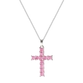 Dettaglio di un ciondolo a croce in zircone rosa con una delicata catena in argento - Argento + Zirconia Rosa