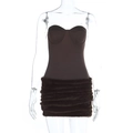 Detailansicht braunes figurbetontes Kleid mit weichem Kunstfellsaum an einer Schaufensterpuppe - XS / Braun