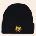Detailaufnahme der schwarzen Strickmütze mit gelber Sonnen- und Mondbestickung - Schwarz