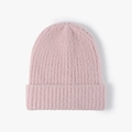 Gorro de punto rosa en hilo de plumas con textura suave y diseño de dobladillo - Rosa