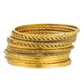Set mit 12 goldfarbenen Armreifen mit verschiedenen Texturen wie geflochten und gehämmert - 12er-Set / Altgold