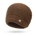 Gorro de punto marrón para mujer en terciopelo de ardilla cálido con logo M plateado - café