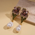 Detalle macro de los pendientes de flor vintage con strass y perlas barrocas - Estilo Floral Rosa-Púrpura / Rosa