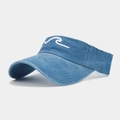 Gros plan sur la broderie ondulée d'une visière en denim bleu délavé avec surpiqûres - Bleu lac